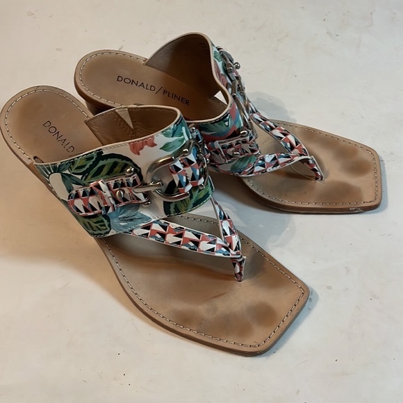 Donald J. Pliner MIMI Sz 7.5 Tropical Print Leather Double Buckle Heel Sandals - Picture 7 of 10